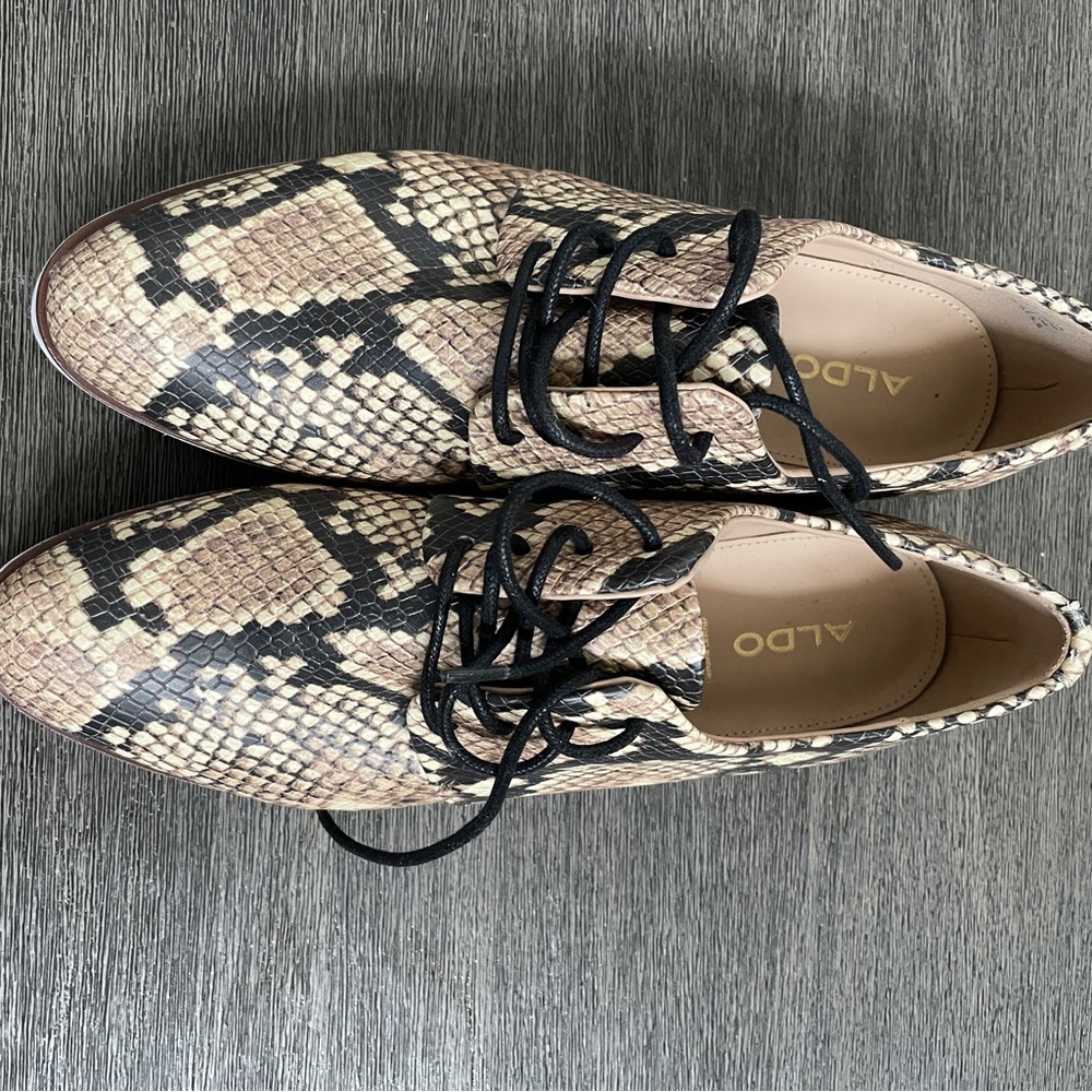 Snake print shoes, casual and sporty style. Has a little wedge, good condition.
